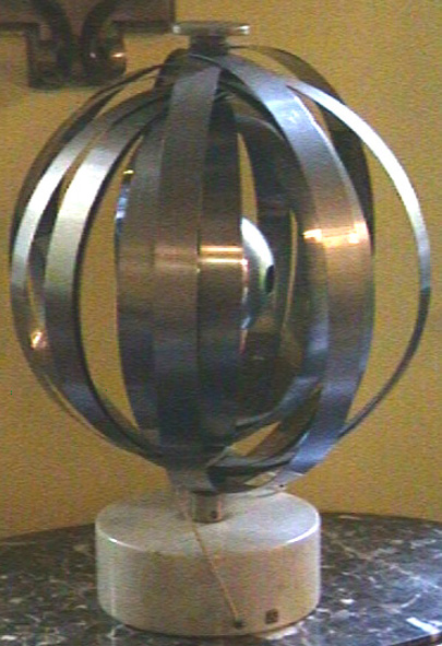Lampada da tavolo Listelle met palla del XX Secolo ,Design. Opera originale e disponibile - Robertaebasta® Art Gallery opere d’arte esclusive.